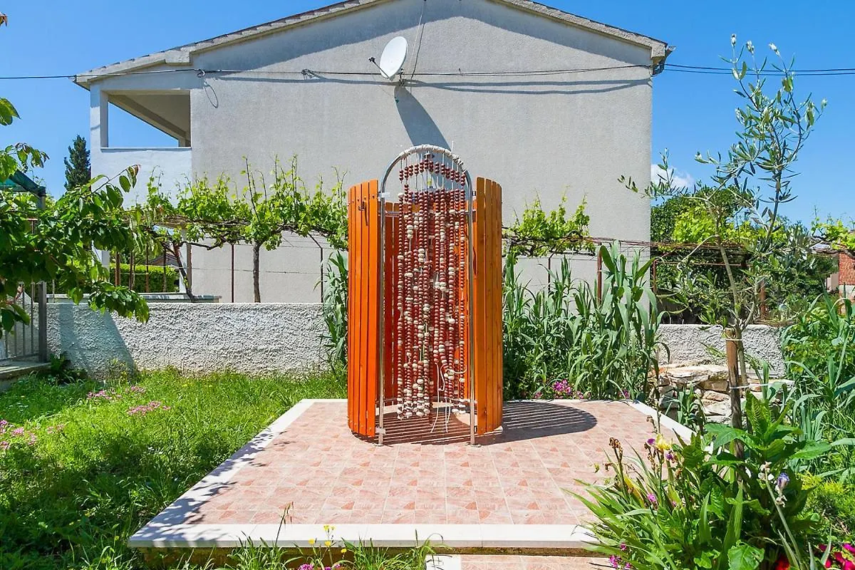 Im Jahr 2014 Renoviertes Ferienhaus 400 Meter Zum Strand Premantura Сasa de vacaciones