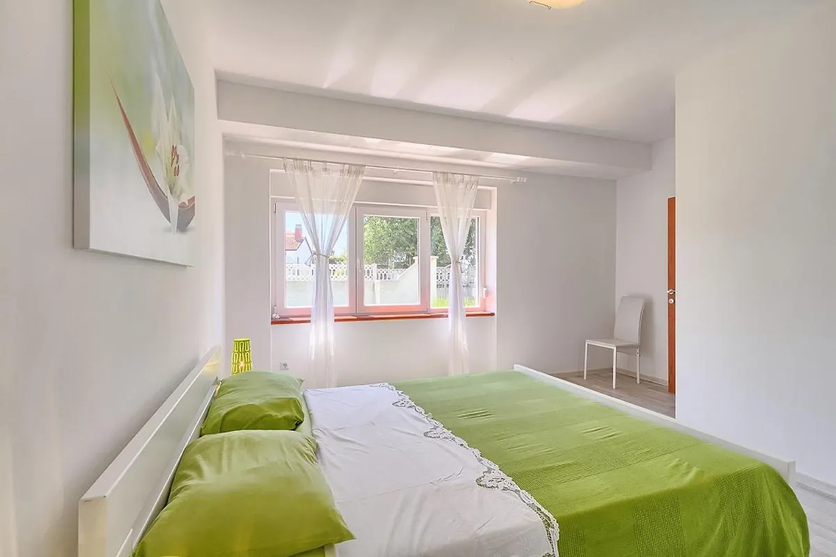 Im Jahr 2014 Renoviertes Ferienhaus 400 Meter Zum Strand Premantura Сasa de vacaciones